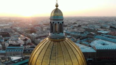 St. Petersburg 'daki St. Isaacs Katedrali' nin görkemli Altın Kubbesi yazın şafağında. Tarihi şehir merkezinin hava görüntüsü.