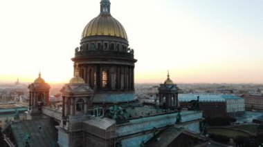Yazın şafak vakti gökyüzü manzaralı görkemli St. Isaacs Katedrali. St. Petersburg şehir merkezinin panoraması. Güneşin pembe ışığında bir şehir.