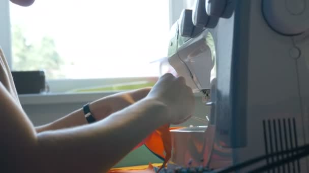 Szakmai varrónő dolgozik egy varrógép — Stock videók