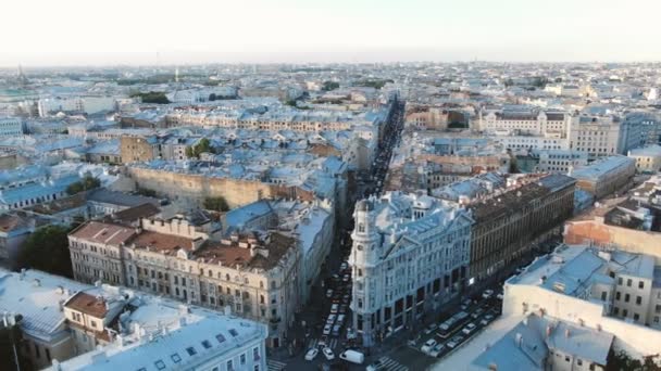 Trafikkork i St. Petersburgs historiske sentrum. Utsikt fra luftfartøy . – stockvideo