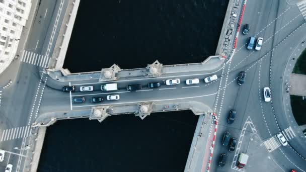 Bilar står vid trafikljus på bron, vägtrafik antenn vy — Stockvideo