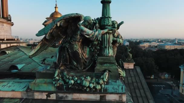 Apostles on the roof of St. Isaacs Cathedral in St. Petersburg close-up aerial view — Stock Video