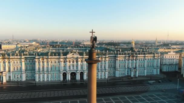 黎明时分在圣彼得堡皇宫广场绕着亚历山大图书馆的柱子飞行. — 图库视频影像