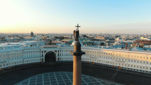 Велична площа палацу в Санкт-Петербурзі на світанку, колона Александрії в променях сходу сонця, серце Санкт-Петербургу. — стокове відео