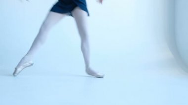 Beyaz arka planda parmak ucunda dans eden profesyonel balerin.