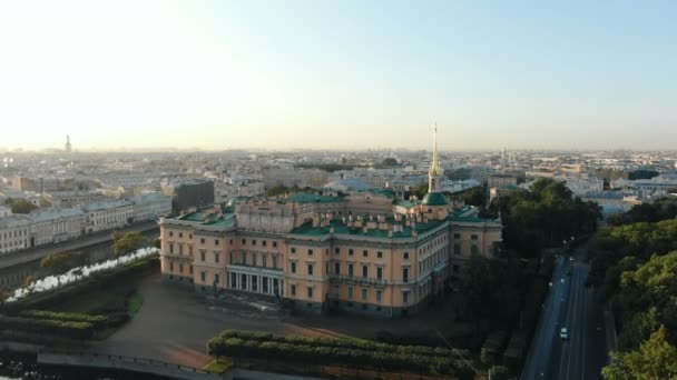 Castillo Mikhailovsky en San Petersburgo al amanecer en el verano, vista aérea — Vídeos de Stock