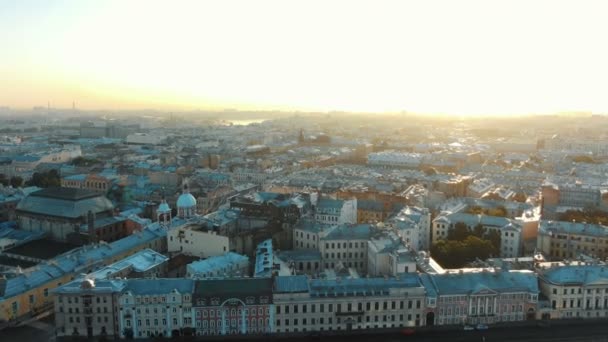 Paisaje urbano de San Petersburgo en los rayos del suave sol naciente en verano — Vídeo de stock