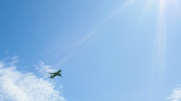 Gran avión de pasajeros ganando altitud después del despegue frente al sol brillante — Vídeos de Stock