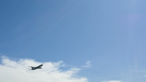 Aviones Silhouette gana altura después del despegue frente al sol — Vídeos de Stock