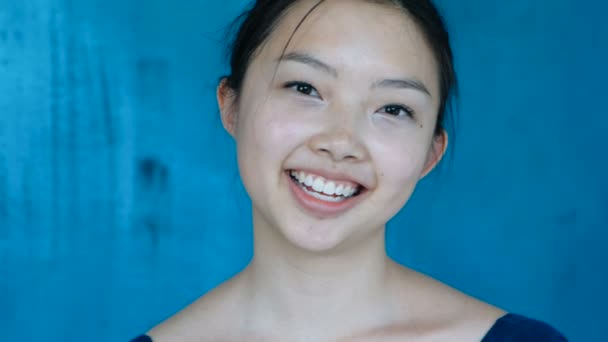 Retrato de bela menina chinesa de perto, menina rindo — Vídeo de Stock