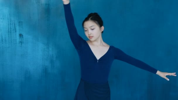 Belle ballerine danse gracieusement, mouvement lisse des mains — Video