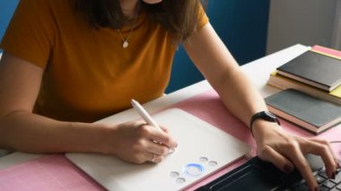 Modern bir grafik tasarımcısı bilgisayarına yeni bir proje çizer