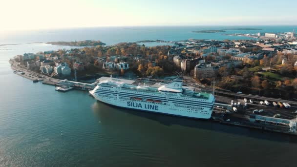 Crucero de línea se encuentra en el puerto contra el hermoso paisaje — Vídeos de Stock