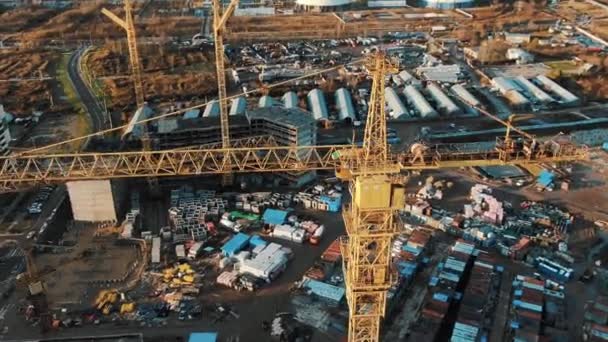 Близький повітряний рух на високому крані на будівельному майданчику — стокове відео