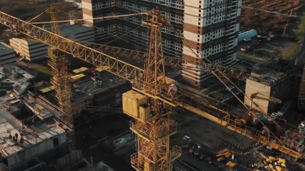 Trabajos de grúas en obras de construcción de un nuevo edificio complejo — Vídeos de Stock