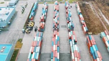 Yük konteynırları üst kattaki depoya kadar açık alanda duruyor.