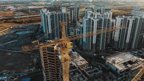 Vista aérea redonda grúas altas construyen nuevo complejo de vivienda — Vídeos de Stock