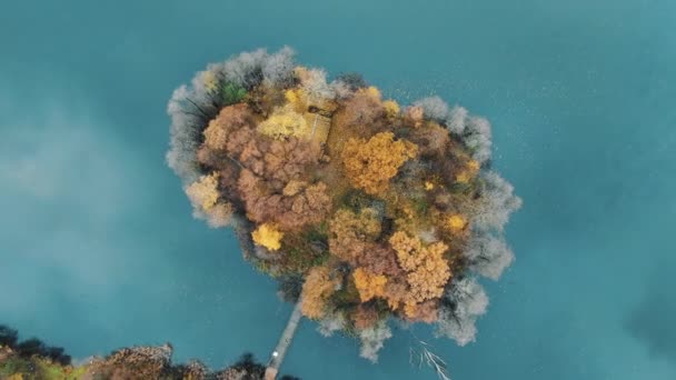 Câmera zooms voando ao redor da ilha em água azul-turquesa — Vídeo de Stock