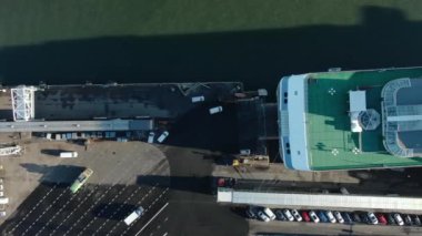 Helsinki limanındaki büyük yolcu gemisinin üst güvertesinde yüksek hareket