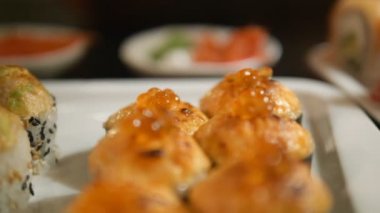 Somon balığı ve havyarla kaplı harika bir suşi.