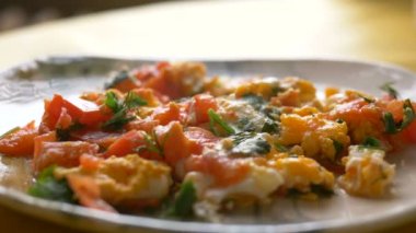 Taze otlar tabağa lezzetli çırpılmış yumurtalar serpiştirir.