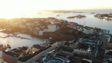 Helsinki hava manzarasının muhteşem şehir manzarasının üzerinde hareket