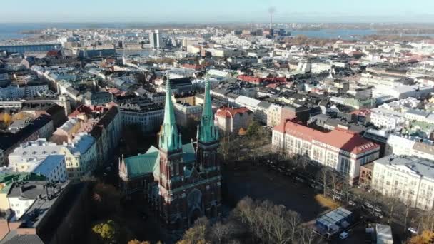 Flycam películas increíble panorama de Helsinki con la iglesia — Vídeo de stock