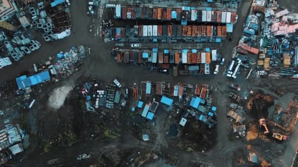 flycam films panorama industriel avec petits garages rouillés 
