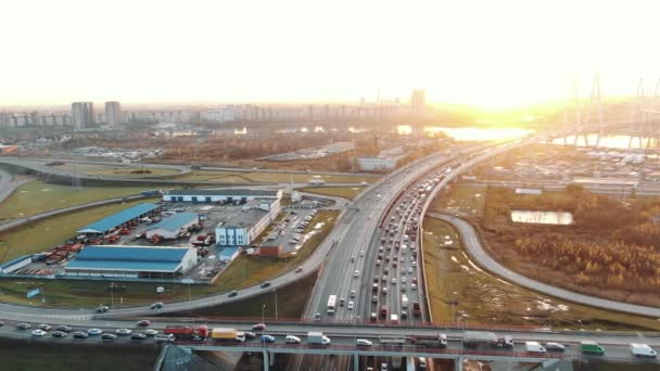 Druk verkeer op snelwegen met aansluitsystemen bij zonsondergang — Stockvideo