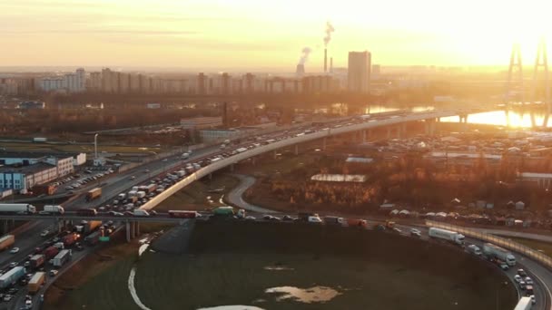 Beweging boven grote brede viaduct snelwegen met druk verkeer — Stockvideo