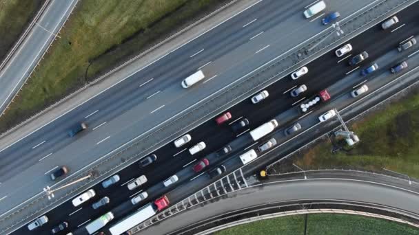 Auto 's bewegen langzaam in de file rijden op verfrist asfalt — Stockvideo