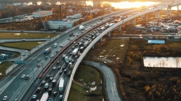 Zpětný pohyb nad víceproudovou dálniční dopravou při západu slunce — Stock video