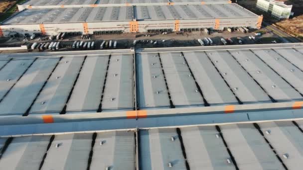 Beweging boven magazijnen daken en grote vrachtwagens parkeerplaats — Stockvideo