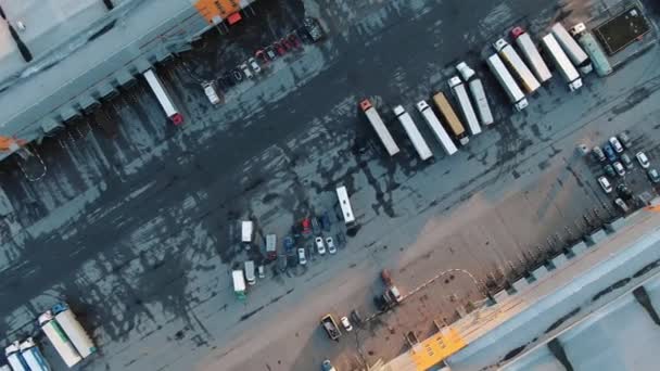 Movimiento por encima de la zona de estacionamiento de asfalto camión entre edificios — Vídeos de Stock