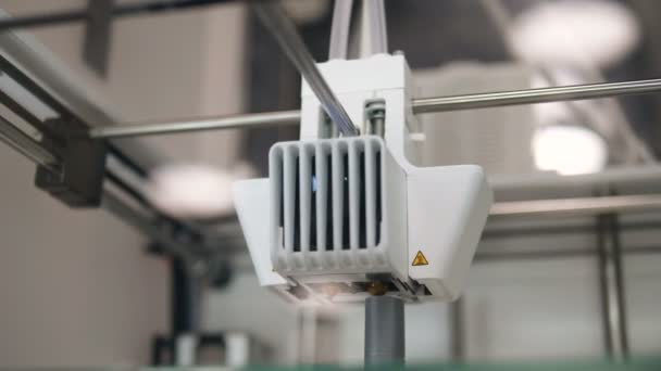 Impresora 3D profesional con cabeza de herramienta blanca imprime tubo — Vídeos de Stock