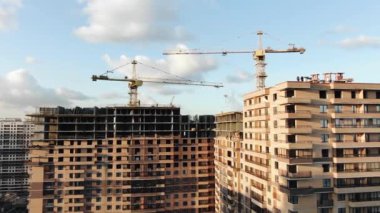 Uçan kamera filmlerinin inşaatı büyük panellerde yapılıyor.
