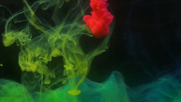 Neon rode aquarel lange wolk verspreidt zich in groene rook — Stockvideo