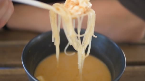 Kafe ziyaretçisi kaşıkla lezzetli bir çorba tadıyor. — Stok video