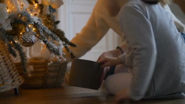 Mor och dotter ta dekorationer hänga på julgran — Stockvideo