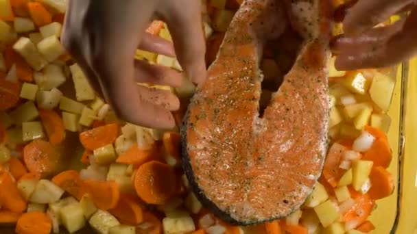 Cocinero profesional pone gran rebanada de pescado rojo en las verduras — Vídeos de Stock