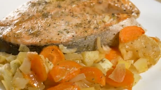 Delicious red fish slice with onion and carrot garnish macro — Stock Video