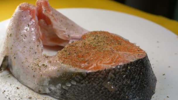 Profesyonel aşçı baharatlı ve tuzlu kırmızı balık serpiştirir. — Stok video