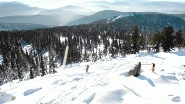 Personnes actives en hiver s'habillant ski le long d'une piste spéciale — Video