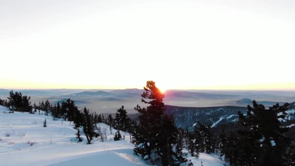 Pittoresco tramonto arancione riflesso sulla neve altopiano aerea — Video Stock