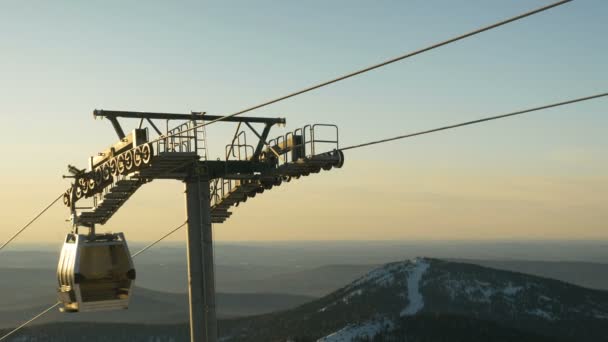 Impianti di risalita primo piano sullo sfondo di montagne e boschi, stazione sciistica — Video Stock