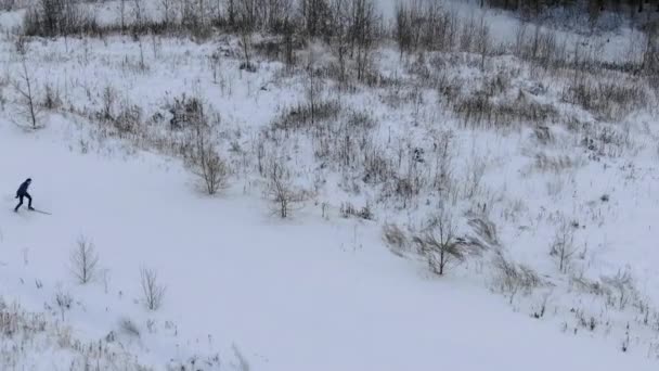 Aktiv person silhuett himmel längs land vit spår — Stockvideo