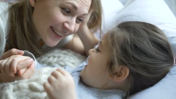 Красивая леди держит маленькую дочь за руку и говорит дома — стоковое видео