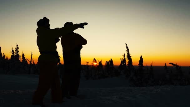 Mensen silhouetten bewonderen picturale zonsondergang en steek de hand op — Stockvideo