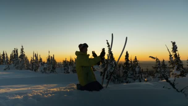 Лыжный силуэт говорит о видео-чате со смартфоном — стоковое видео