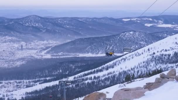 Esquiadores no teleférico mover-se em alta colina no topo do planalto agradável — Vídeo de Stock